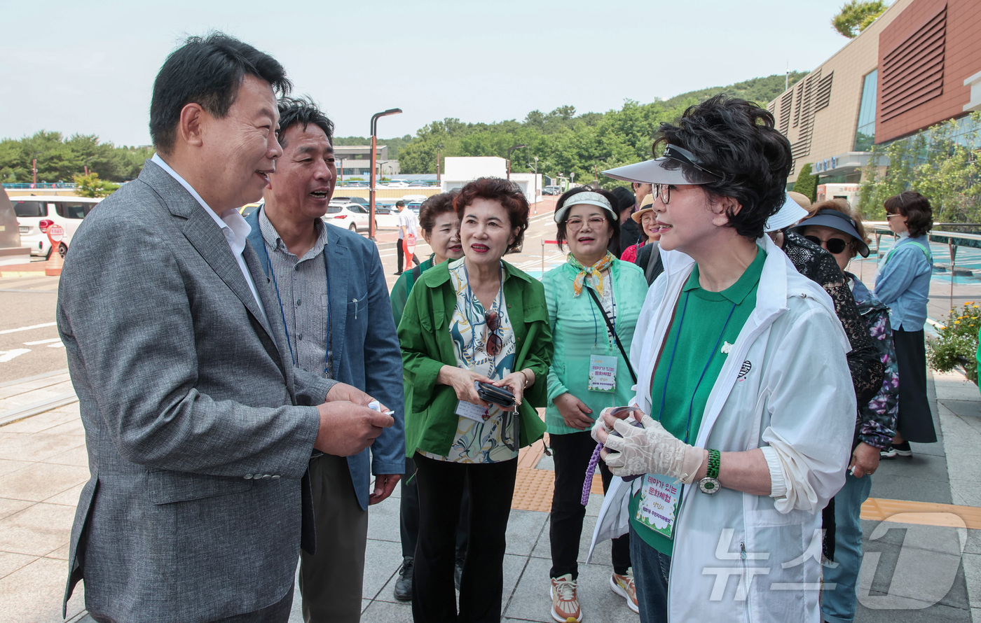 (당진=뉴스1) 이동원 기자 = 당진시(시장 오성환)는 지난 18일, 서울 강남구 삼성1동 주민과 공무원 40명이 주민자치 프로그램의 일환으로 당진을 방문했다고 19일 밝혔다.이번 …