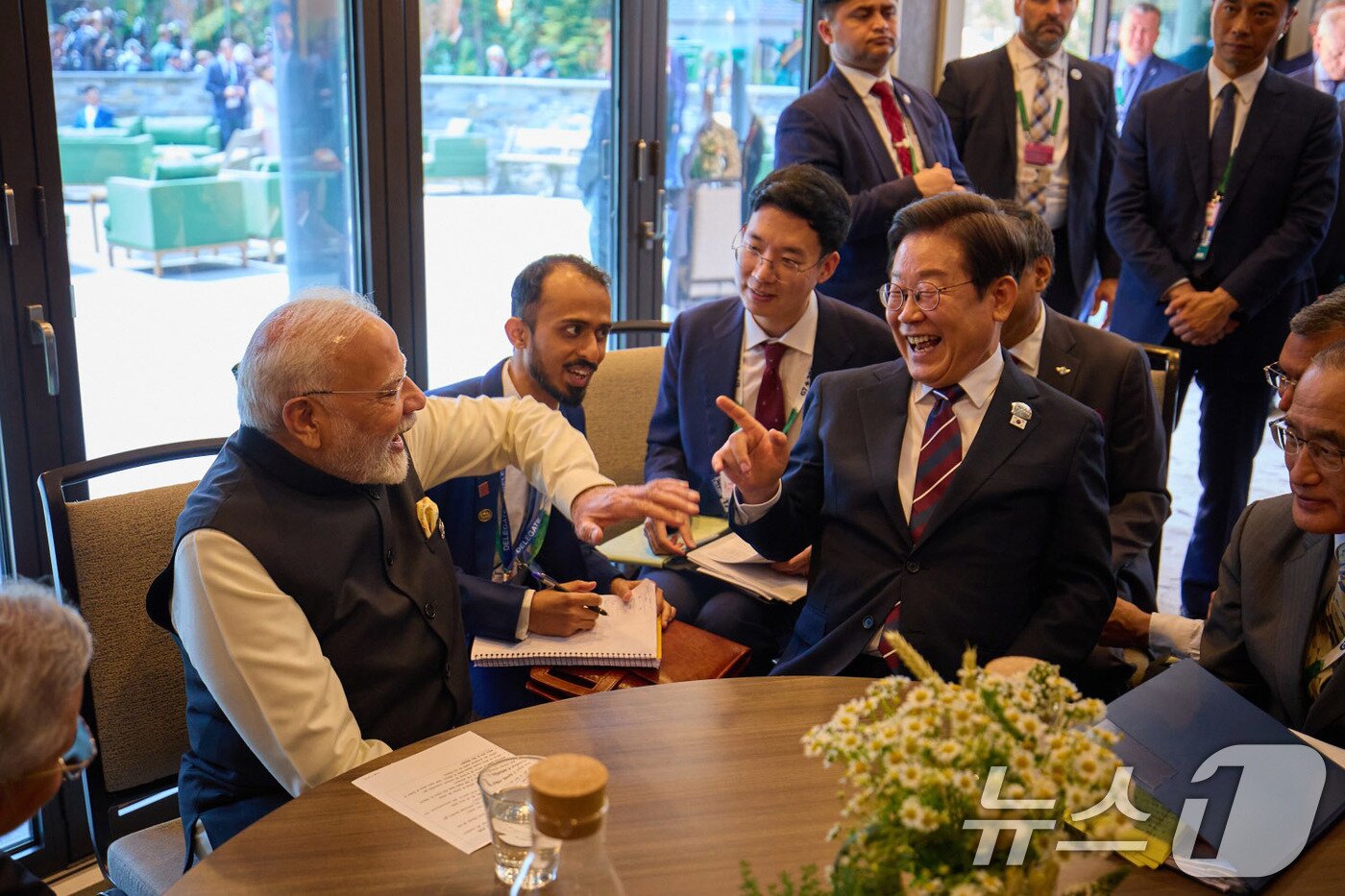 본문 이미지 - 이재명 대통령과 나렌드라 모디 인도 총리가 17일&#40;현지시간&#41; 캐나다 앨버타주 캐내내스키스 주요 7개국&#40;G7&#41; 정상회의장에서 정상회담을 하고 있다. &#40;대통령실 제공. 재판매 및 DB 금지&#41; 2025.6.19/뉴스1 ⓒ News1 박지혜 기자
