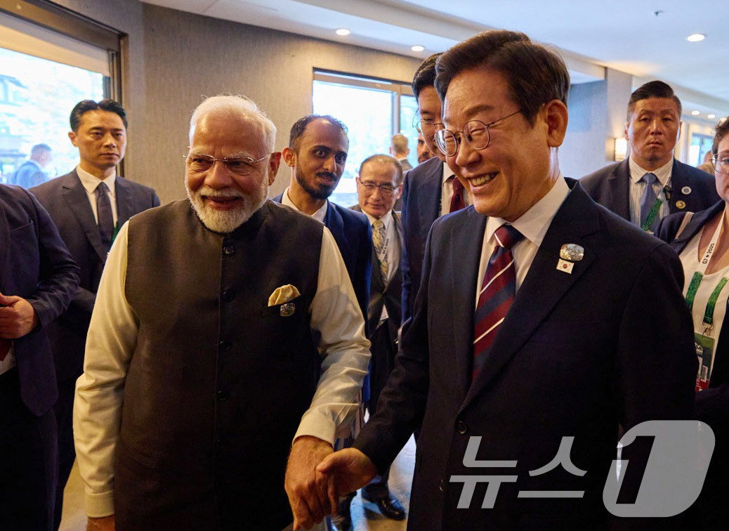 (서울=뉴스1) 박지혜 기자 = 이재명 대통령과 나렌드라 모디 인도 총리가 17일(현지시간) 캐나다 앨버타주 캐내내스키스 주요 7개국(G7) 정상회의장에서 정상회담을 하고 있다. …