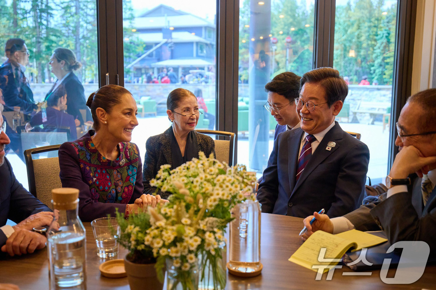 (서울=뉴스1) 박지혜 기자 = 이재명 대통령이 17일(현지시간) 캐나다 앨버타주 캐내내스키스 주요 7개국(G7) 정상회의장에서 클라우디아 셰인바움 멕시코 대통령과 한·멕시코 정상 …