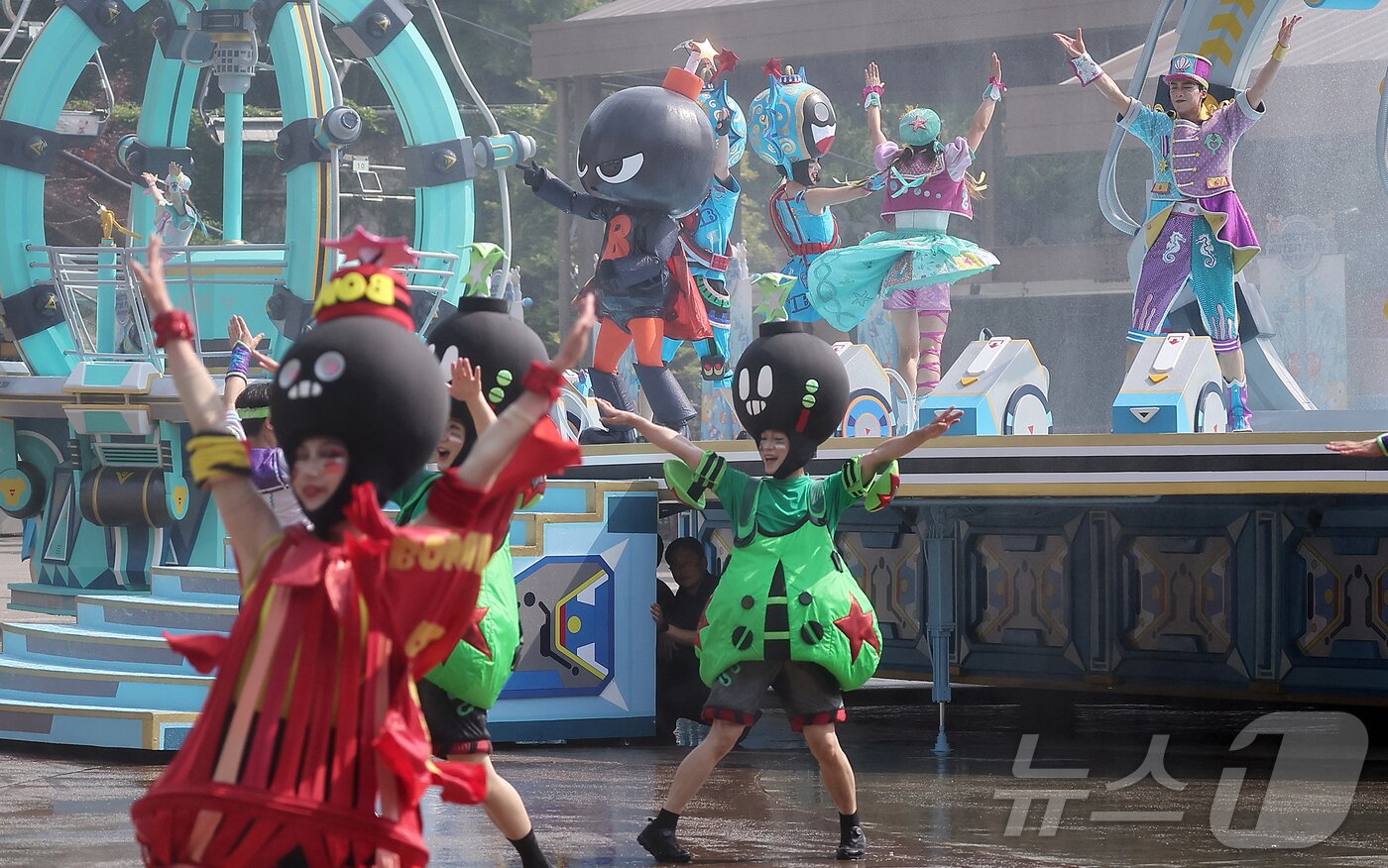 본문 이미지 - 19일 경기 용인시 처인구 에버랜드에서 카니발 광장에서 시원한 물을 테마로 한 여름축제 '워터 페스티벌(Water Festival)' 리허설이 진행되고 있다. 이번 축제는 오는 20일부터 8월 24일까지 두 달여간 열린다. 2025.6.19/뉴스1 ⓒ News1 김진환 기자