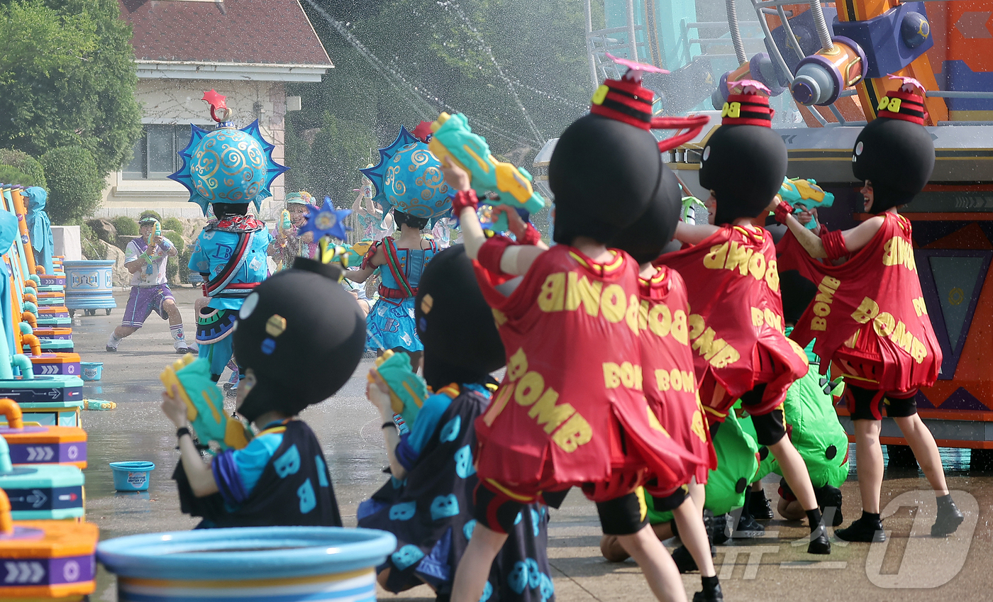 (용인=뉴스1) 김진환 기자 = 19일 경기 용인시 처인구 에버랜드에서 카니발 광장에서 시원한 물을 테마로 한 여름축제 '워터 페스티벌(Water Festival)' 리허설이 진행 …