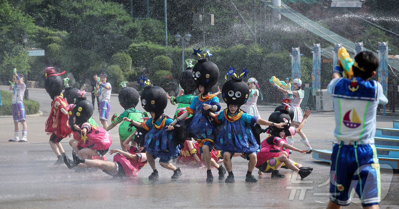 (용인=뉴스1) 김진환 기자 = 19일 경기 용인시 처인구 에버랜드에서 카니발 광장에서 시원한 물을 테마로 한 여름축제 '워터 페스티벌(Water Festival)' 리허설이 진행 …