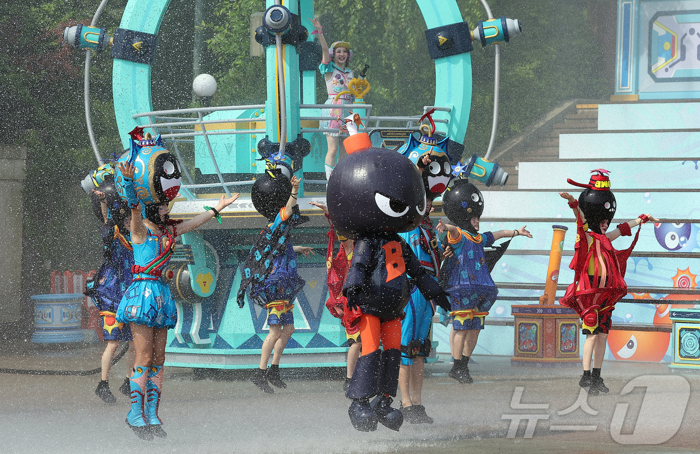 (용인=뉴스1) 김진환 기자 = 19일 경기 용인시 처인구 에버랜드에서 카니발 광장에서 시원한 물을 테마로 한 여름축제 '워터 페스티벌(Water Festival)' 리허설이 진행 …