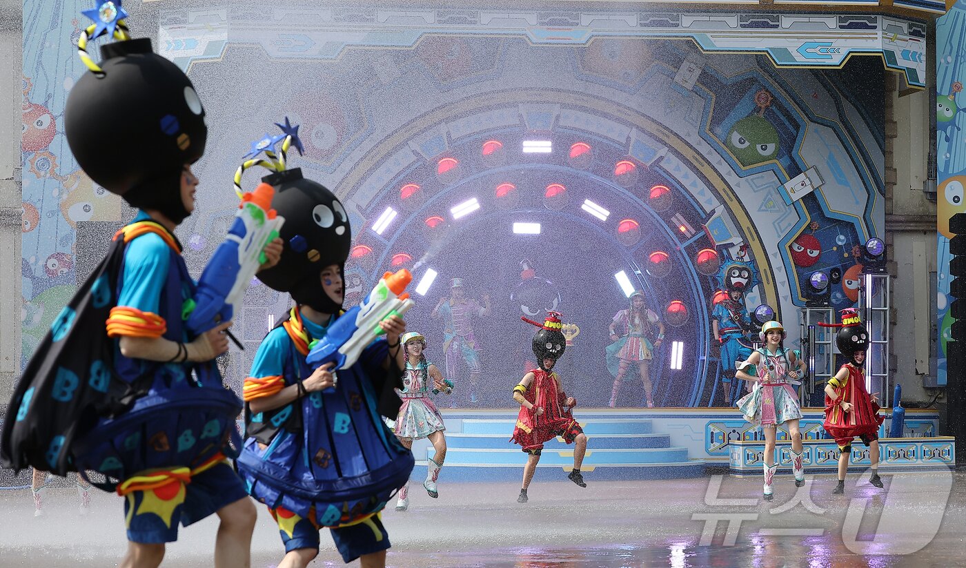 본문 이미지 - 19일 경기 용인시 처인구 에버랜드에서 카니발 광장에서 시원한 물을 테마로 한 여름축제 '워터 페스티벌(Water Festival)' 리허설이 진행되고 있다. 이번 축제는 오는 20일부터 8월 24일까지 두 달여간 열린다. 2025.6.19/뉴스1 ⓒ News1 김진환 기자