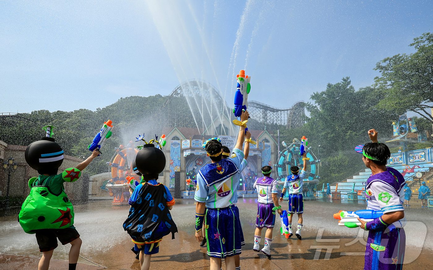 (용인=뉴스1) 김진환 기자 = 19일 경기 용인시 처인구 에버랜드에서 카니발 광장에서 시원한 물을 테마로 한 여름축제 '워터 페스티벌(Water Festival)' 리허설이 진행 …