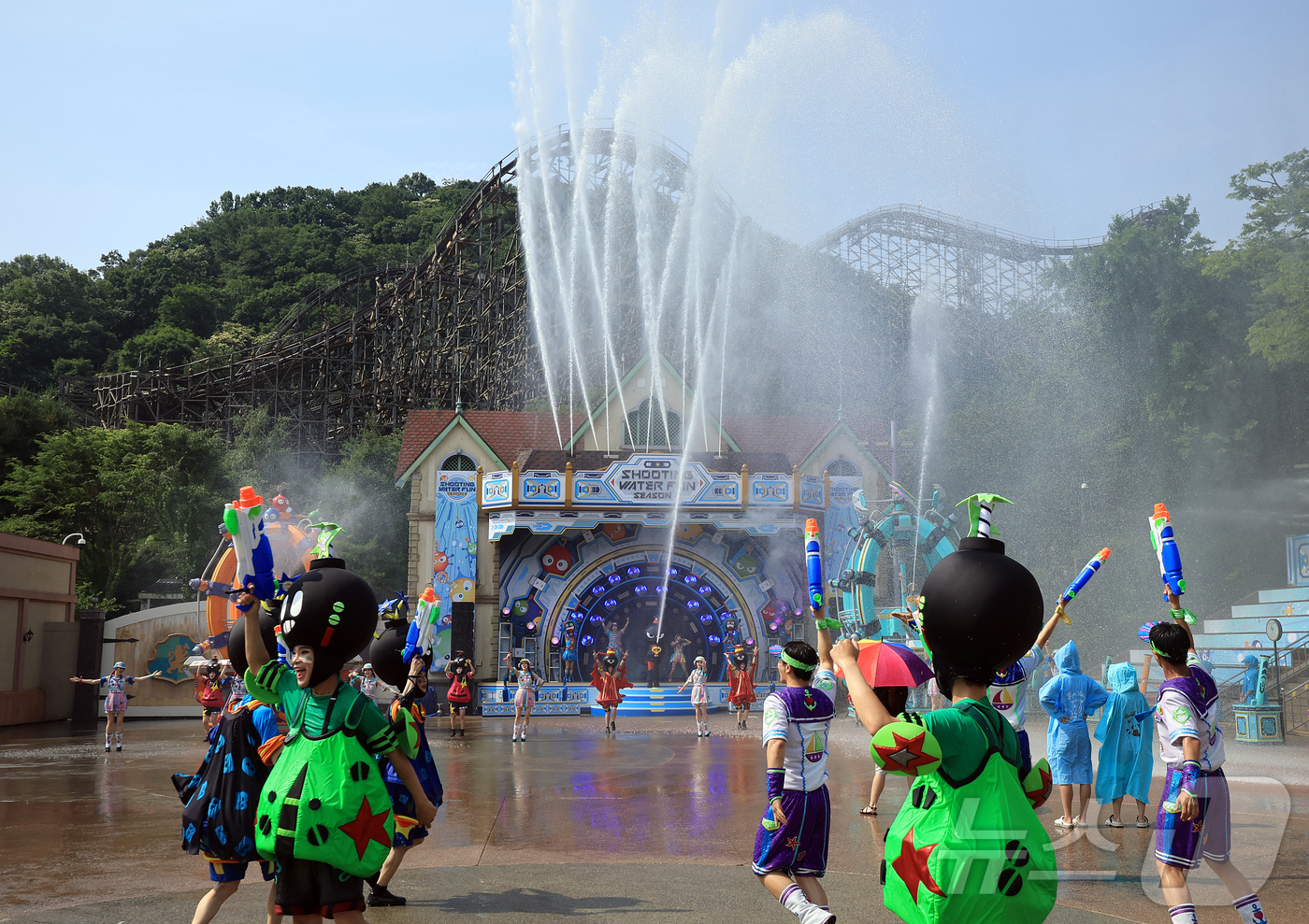 (용인=뉴스1) 김진환 기자 = 19일 경기 용인시 처인구 에버랜드에서 카니발 광장에서 시원한 물을 테마로 한 여름축제 '워터 페스티벌(Water Festival)' 리허설이 진행 …