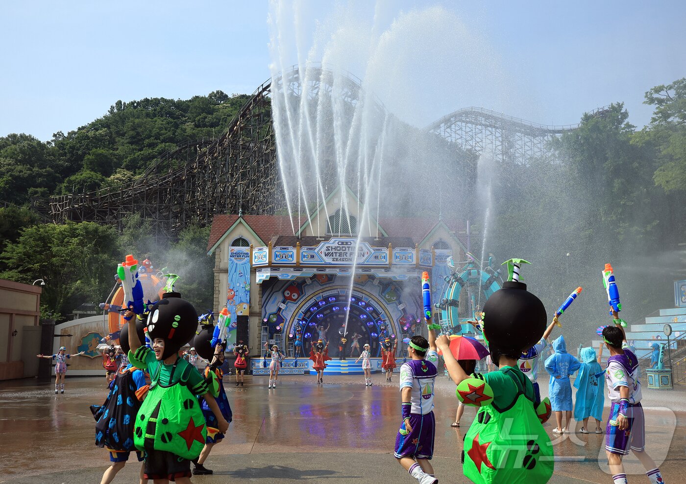 본문 이미지 - 19일 경기 용인시 처인구 에버랜드에서 카니발 광장에서 시원한 물을 테마로 한 여름축제 '워터 페스티벌(Water Festival)' 리허설이 진행되고 있다. 이번 축제는 오는 20일부터 8월 24일까지 두 달여간 열린다. 2025.6.19/뉴스1 ⓒ News1 김진환 기자