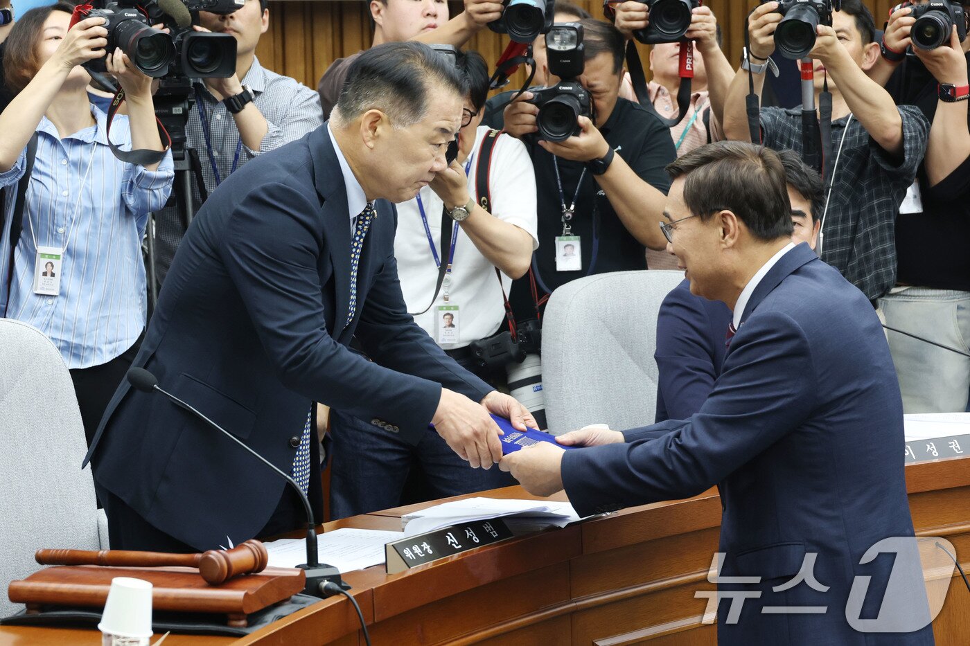 본문 이미지 - 이종석 국가정보원장 후보자가 19일 오전 서울 여의도 국회에서 열린 인사청문회에 출석해 신성범 위원장에게 선서문을 전달하고 있다. 2025.6.19/뉴스1 ⓒ News1 이광호 기자