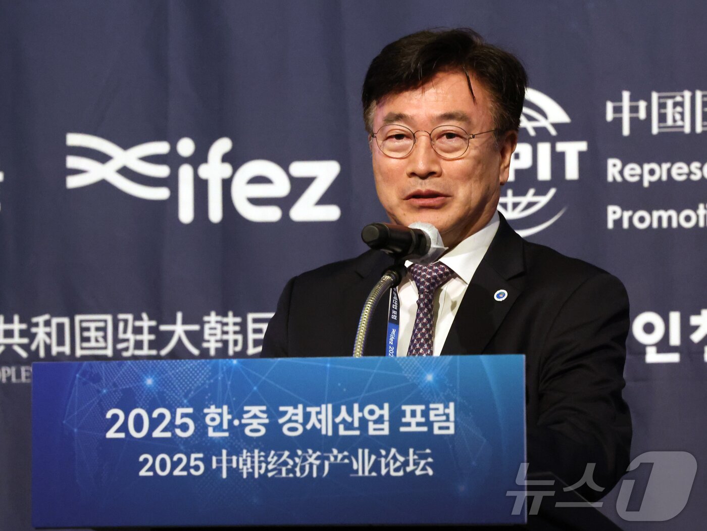 본문 이미지 - 윤원식 인천경제자유구역청장이 19일 오전 인천시 연수구 쉐라톤그랜드인천호텔에서 열린 &#39;2025 한·중 경제 산업 포럼&#39;에서 환영사를 하고 있다. 2025.6.19/뉴스1 ⓒ News1 황기선 기자