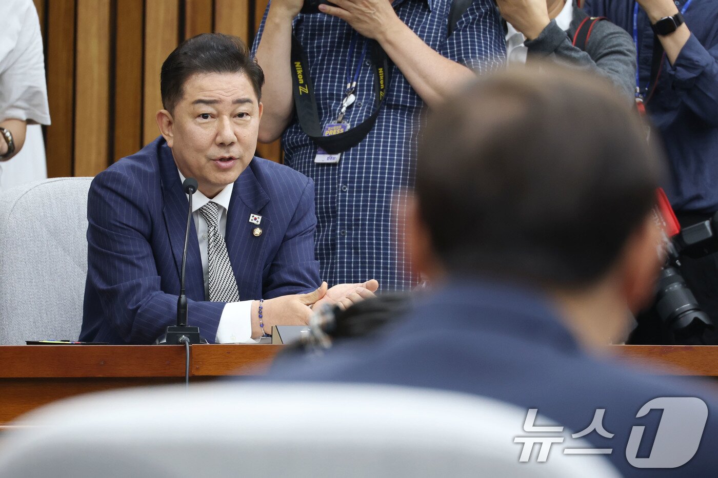 본문 이미지 - 김병기 더불어민주당 원내대표가 19일 오전 서울 여의도 국회에서 열린 이종석 국가정보원장 후보자 인사청문회에서 질의하고 있다. 2025.6.19/뉴스1 ⓒ News1 이광호 기자
