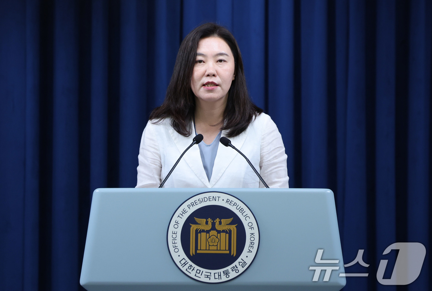 (서울=뉴스1) 박지혜 기자 = 강유정 대통령실 대변인이 19일 서울 용산구 대통령실 청사에서 주치의 관련 브리핑을 하고 있다.이날 대통령실은 이재명 대통령의 양방 주치의로 박상민 …