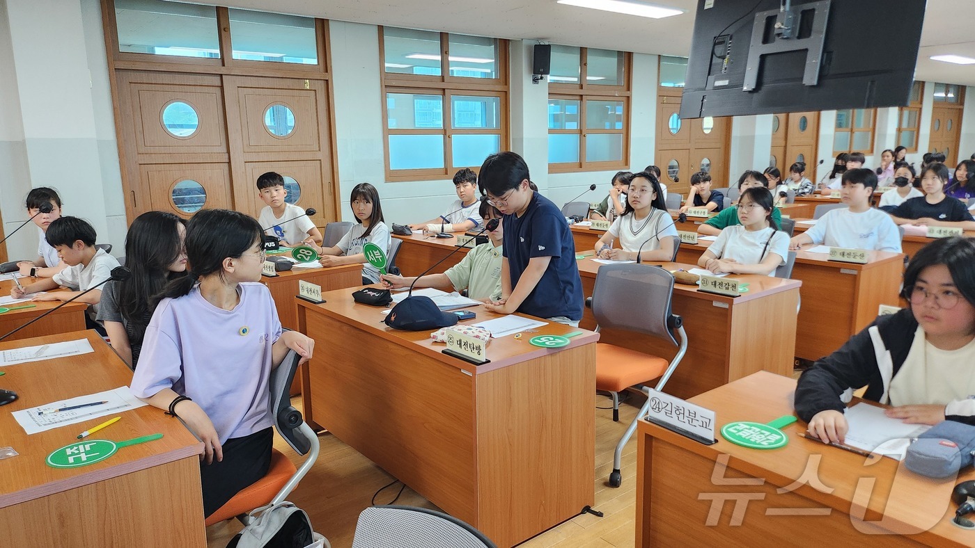 (대전=뉴스1) 이동원 기자 = 대전서부교육지원청은 지난 18일 유성초등학교 학생 의사당에서 관내 83개 초등학교 학생 대표들이 참여한 가운데‘2025학년도 제2회 서부 초등학교 …