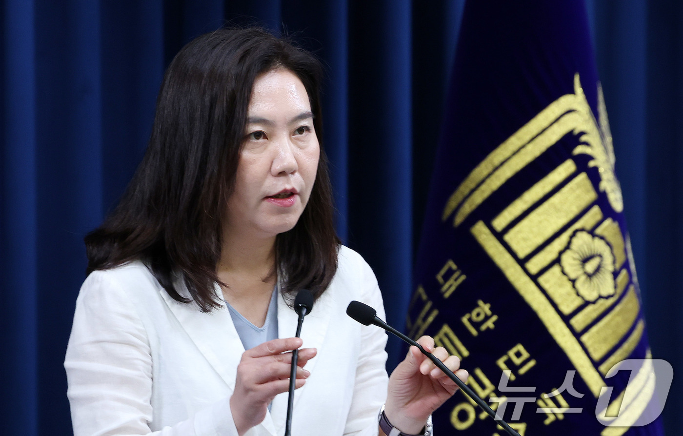 (서울=뉴스1) 박지혜 기자 = 강유정 대통령실 대변인이 19일 서울 용산구 대통령실 청사에서 주치의 관련 브리핑을 하고 있다.이날 대통령실은 이재명 대통령의 양방 주치의로 박상민 …