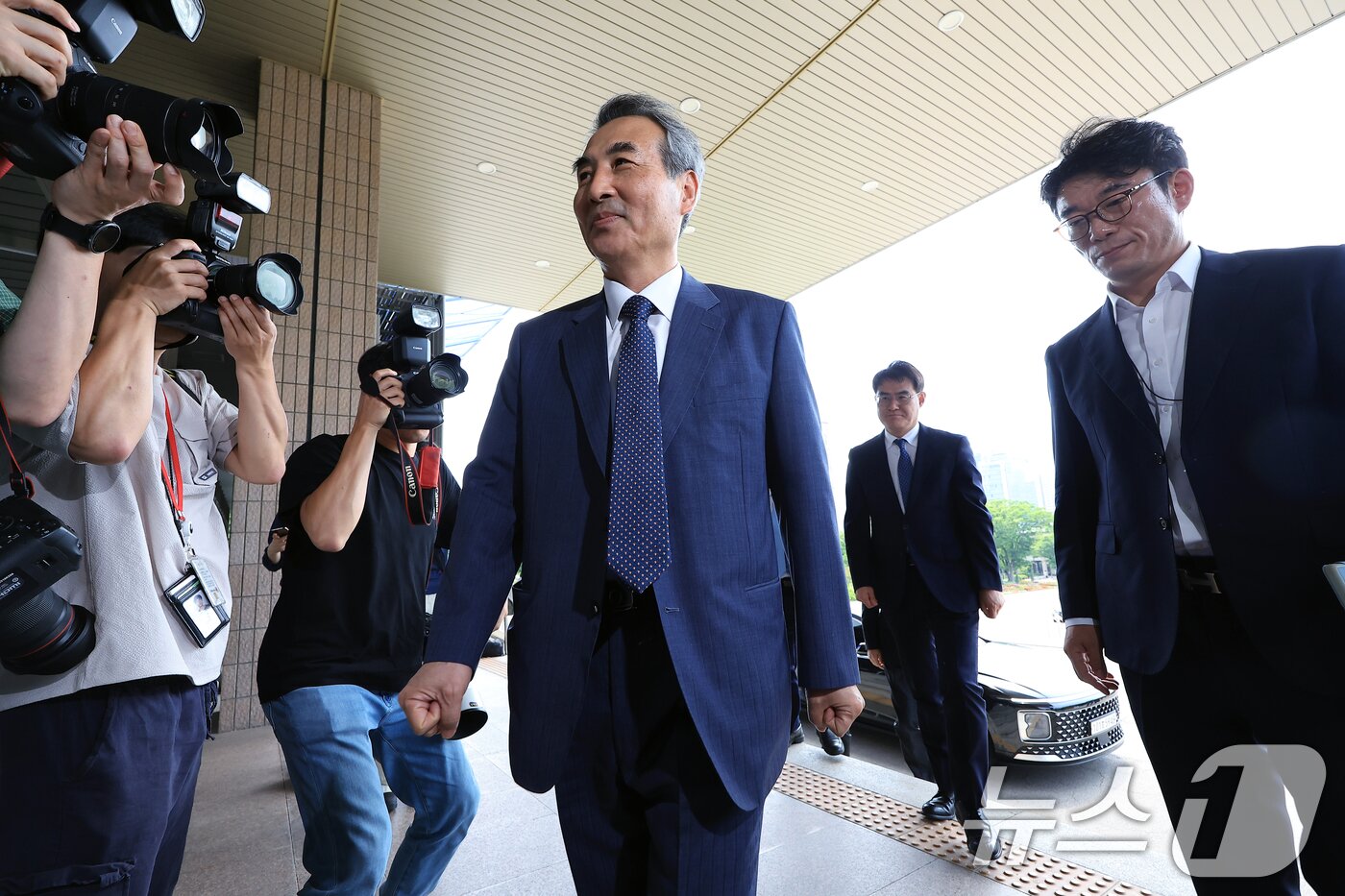 본문 이미지 - 윤석열 전 대통령의 부인 김건희 여사 의혹 관련 사건을 맡은 민중기 특별검사가 19일 오전 경기도 정부과천청사 법무부로 김석우 법무부 차관과 면담을 위해 도착하고 있다. 2025.6.19/뉴스1 ⓒ News1 박정호 기자