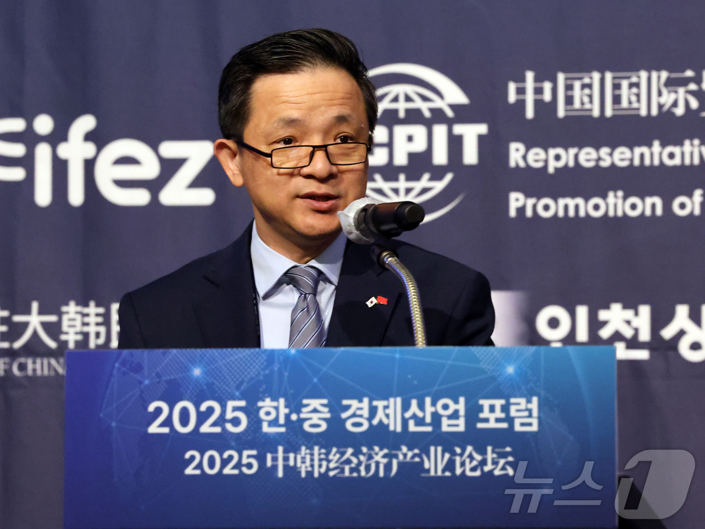 (인천=뉴스1) 황기선 기자 = 다이빙 주한중국대사가 19일 오전 인천시 연수구 쉐라톤그랜드인천호텔에서 열린 '2025 한·중 경제 산업 포럼'에서 축사를 하고 있다.  2025. …