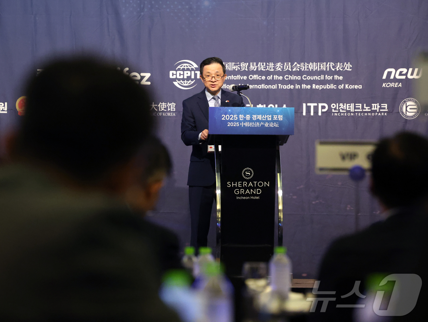 (인천=뉴스1) 황기선 기자 = 다이빙 주한중국대사가 19일 오전 인천시 연수구 쉐라톤그랜드인천호텔에서 열린 '2025 한·중 경제 산업 포럼'에서 축사를 하고 있다.  2025. …