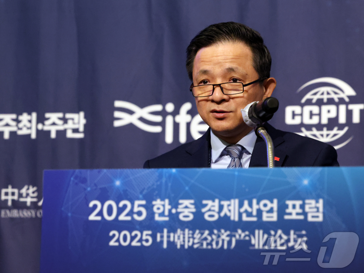 (인천=뉴스1) 황기선 기자 = 다이빙 주한중국대사가 19일 오전 인천시 연수구 쉐라톤그랜드인천호텔에서 열린 '2025 한·중 경제 산업 포럼'에서 축사를 하고 있다.  2025. …