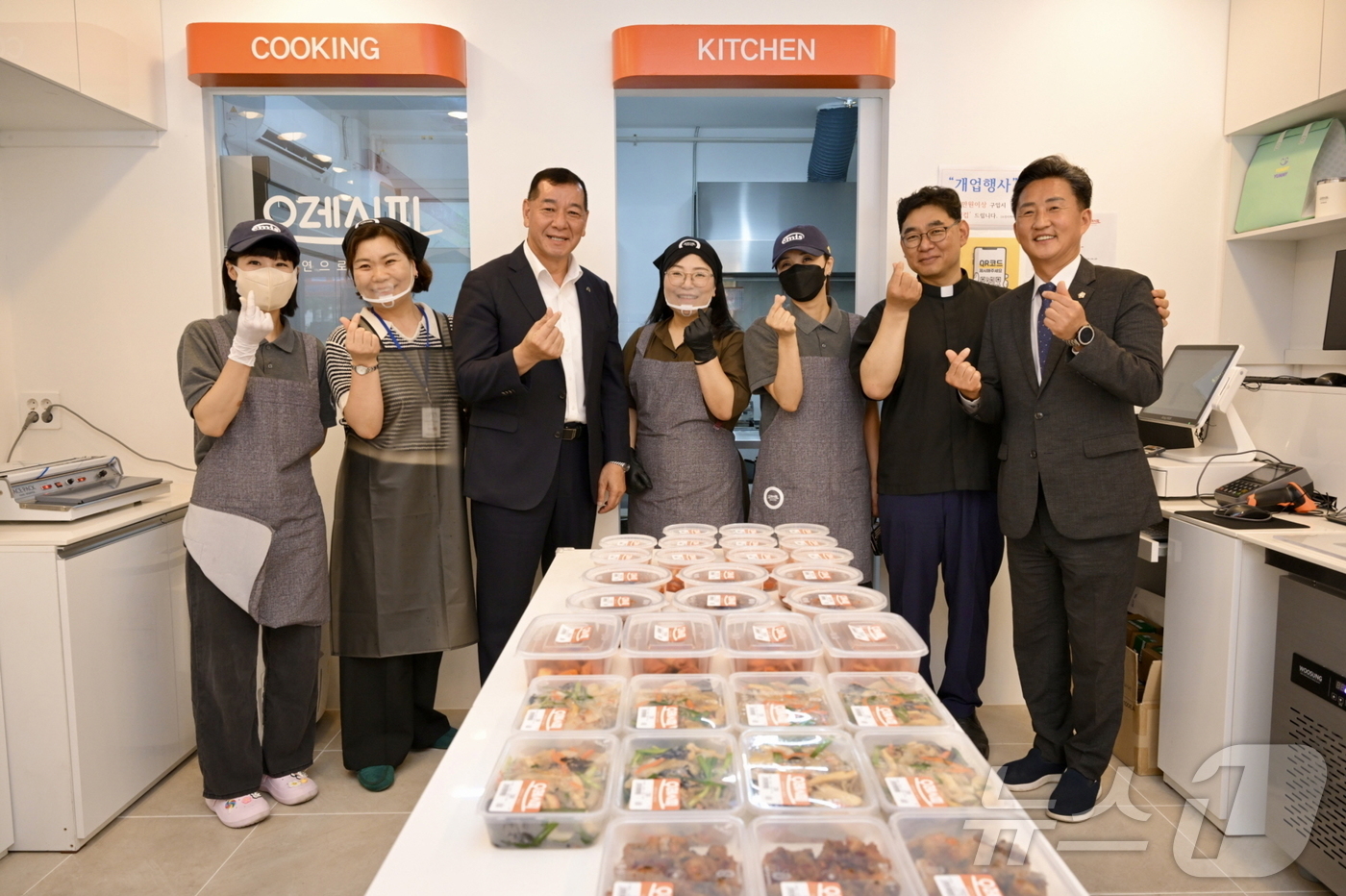 (공주=뉴스1) 이동원 기자 = 최원철 공주시장(왼쪽 세 번째)이 지난 18일 자활참여자들의 새로운 일자리 창출과 자립 기반 마련을 위한 ‘공주오레시피 사업단’ 개소식에 참석했다. …