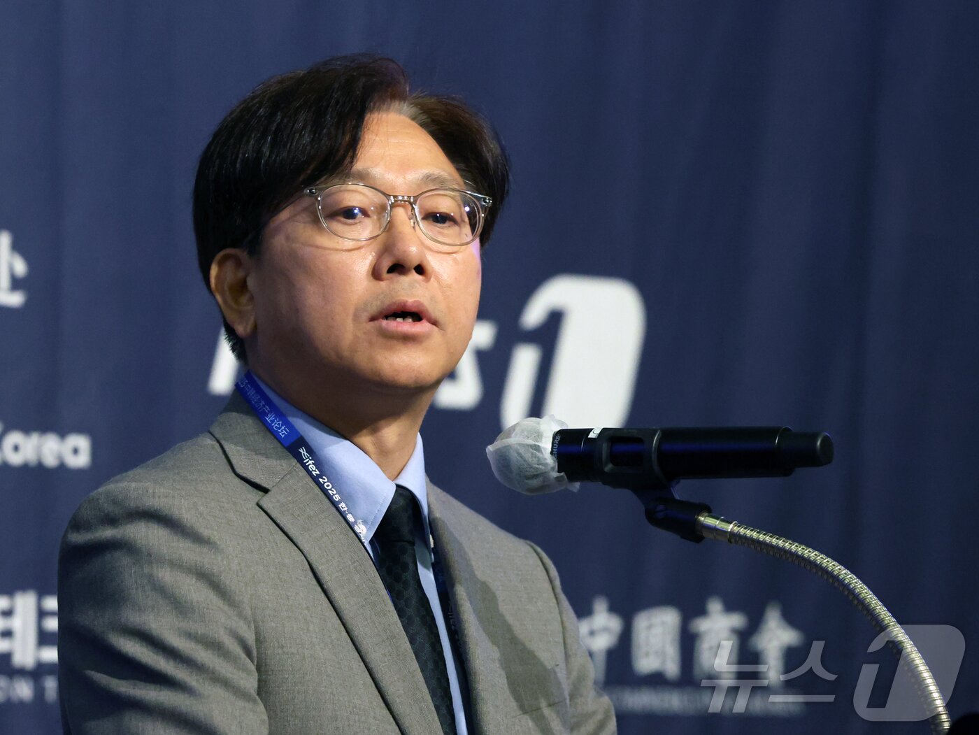 본문 이미지 - 이영섭 뉴스1대표이사가 19일 오전 인천시 연수구 쉐라톤그랜드인천호텔에서 열린 &#39;2025 한·중 경제 산업 포럼&#39;에서 축사를 하고 있다. ⓒ News1 황기선 기자