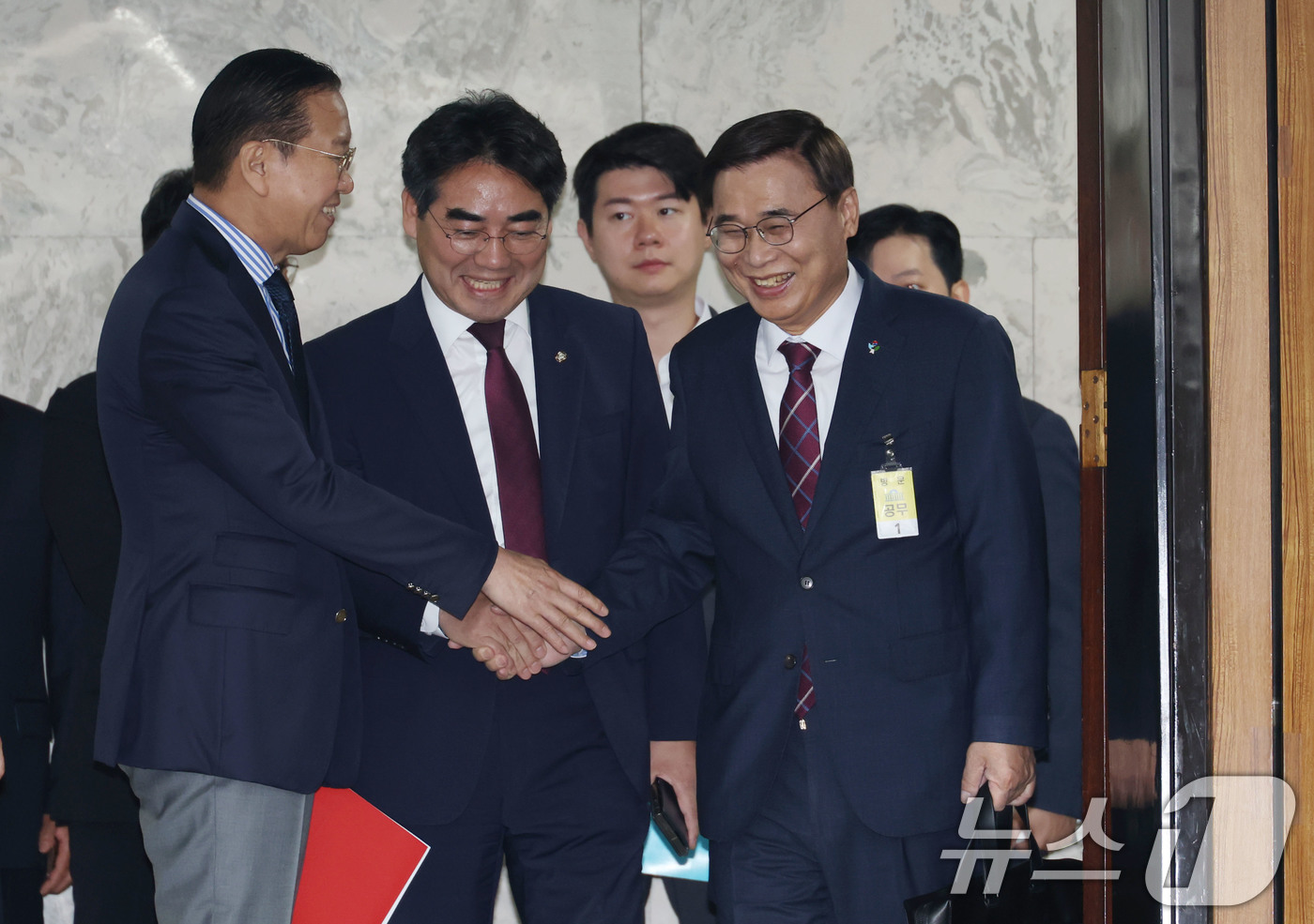 (서울=뉴스1) 이광호 기자 = 이종석 국가정보원장 후보자가 19일 오전 서울 여의도 국회에서 열린 인사청문회에 출석하며 권영세,이성권  국민의힘 의원들과 인사나누고 있다. 202 …