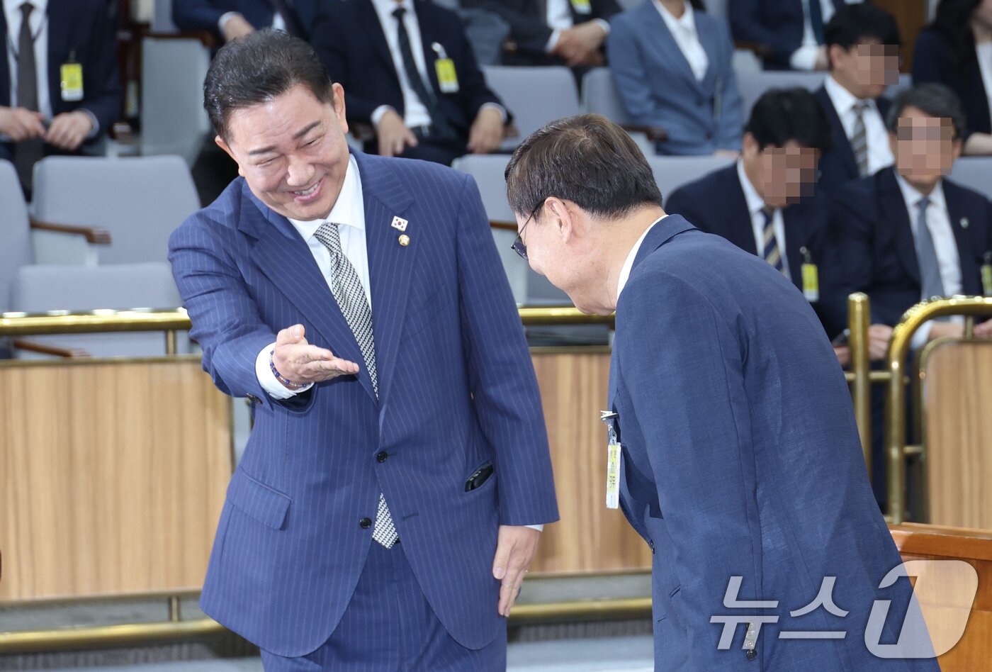 본문 이미지 - 김병기 더불어민주당 원내대표가 19일 오전 서울 여의도 국회에서 열린 국가정보원장 후보자 인사청문회에서 이종석 후보자와 인사나누고 있다. 2025.6.19/뉴스1 ⓒ News1 이광호 기자