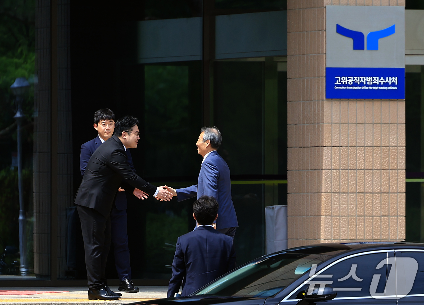 (과천=뉴스1) 박정호 기자 = 윤석열 전 대통령의 부인 김건희 여사 의혹 관련 사건을 맡은 민중기 특별검사가 19일 오전 경기도 정부과천청사  내 고위공직자범죄수사처로 오동운 공 …