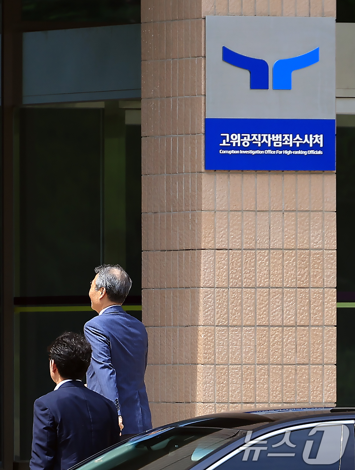 (과천=뉴스1) 박정호 기자 = 윤석열 전 대통령의 부인 김건희 여사 의혹 관련 사건을 맡은 민중기 특별검사가 19일 오전 경기도 정부과천청사  내 고위공직자범죄수사처로 오동운 공 …