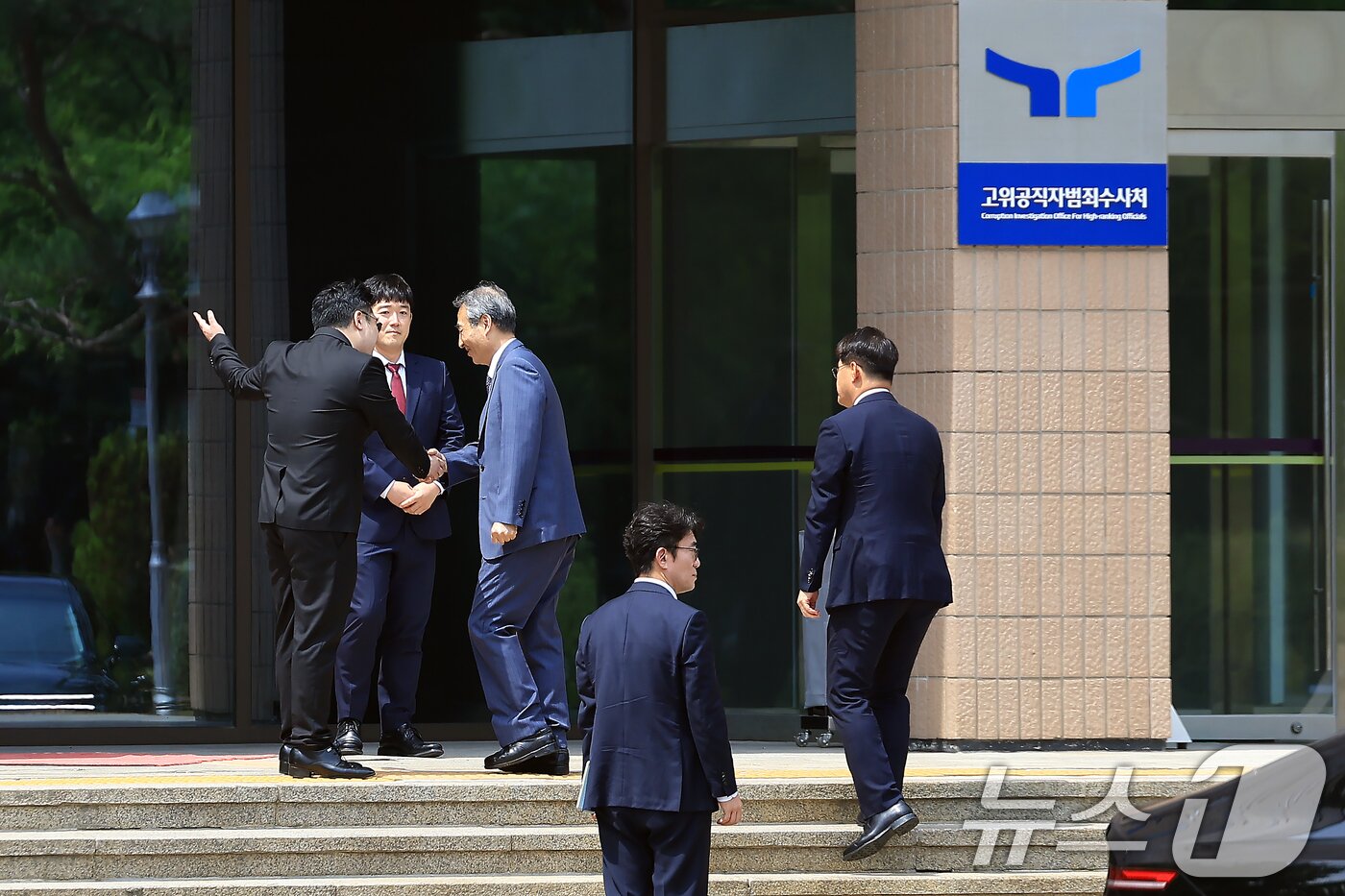 본문 이미지 - 윤석열 전 대통령의 부인 김건희 여사 의혹 관련 사건을 맡은 민중기 특별검사가 19일 오전 경기도 정부과천청사 내 고위공직자범죄수사처로 오동운 공수처장 면담을 위해 도착해 들어가고 있다. 2025.6.19/뉴스1 ⓒ News1 박정호 기자