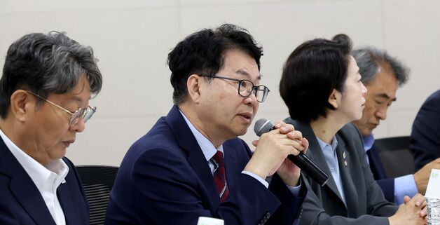 산업통상자원부 업무보고 발언하는 이한주 위원장