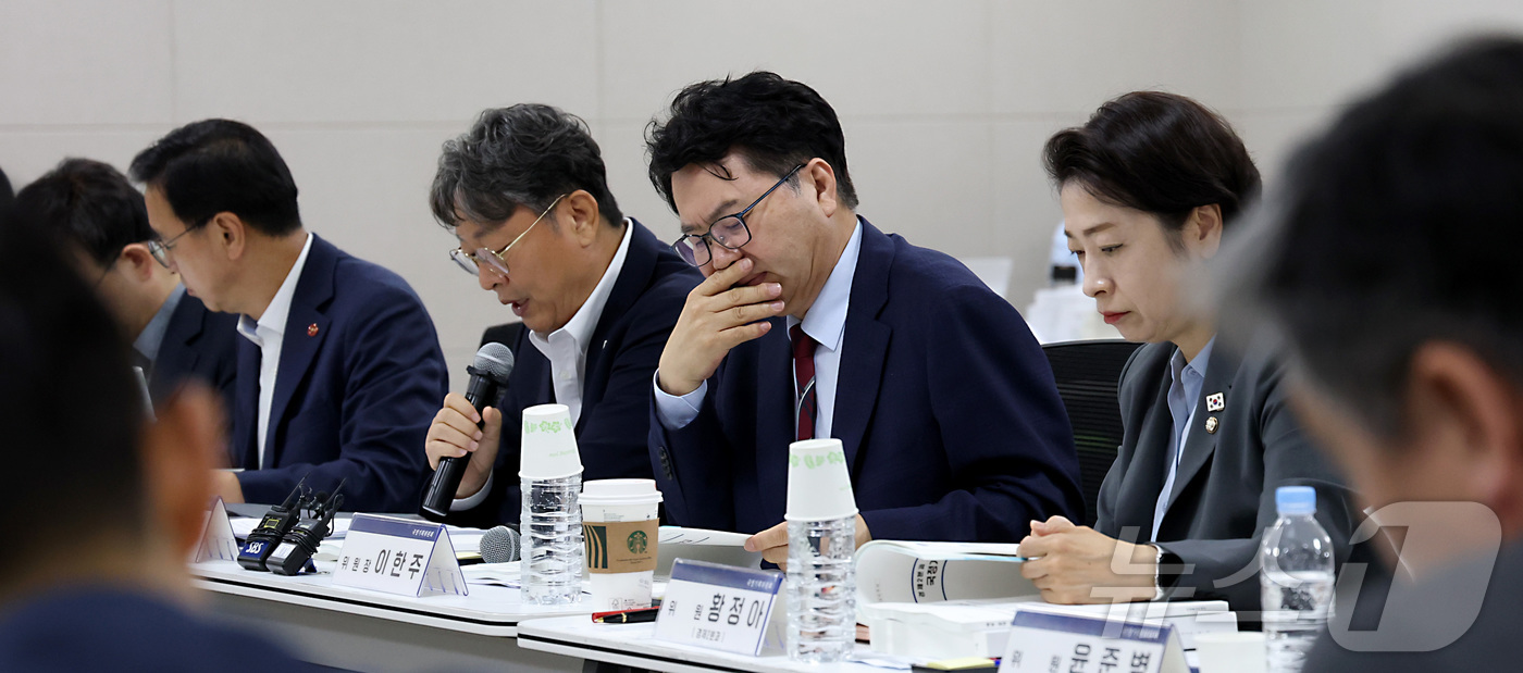 (세종=뉴스1) 김기남 기자 = 이한주 국정기획위원회 위원장이 19일 오전 세종시 정부세종컨벤션센터에서 열린 국정기획위원회 산업통상자원부 업무보고에 참석하여 제출된 자료를 보고 있 …