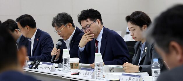 산업통상자원부 업무보고 자료 살피는 이한주 위원장