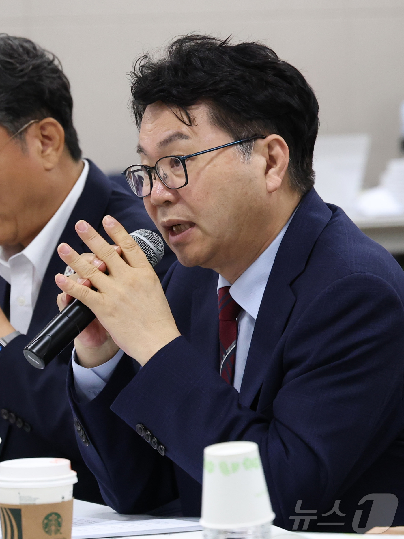 (세종=뉴스1) 김기남 기자 = 이한주 국정기획위원회 위원장이 19일 오전 세종시 정부세종컨벤션센터에서 열린 국정기획위원회 산업통상자원부 업무보고에 참석하여 모두발언을 하고 있다. …