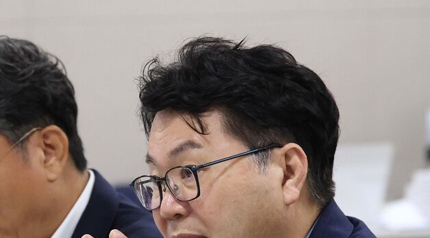 산업통상자원부 업무보고 발언하는 이한주 위원장