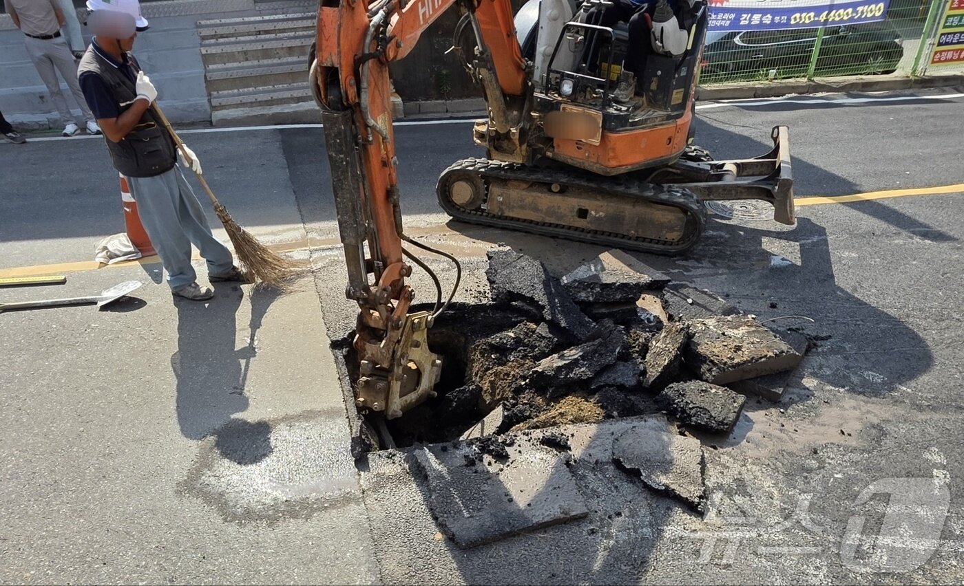 본문 이미지 - 지난 18일 천안 성정동의 한 도로에서 발생한 싱크홀을 복구하기 위해 포클레인이 아스팔트를 제거하고 있다. 2025.6.19. 2025.6.19/뉴스1 ⓒ News1 이시우 기자