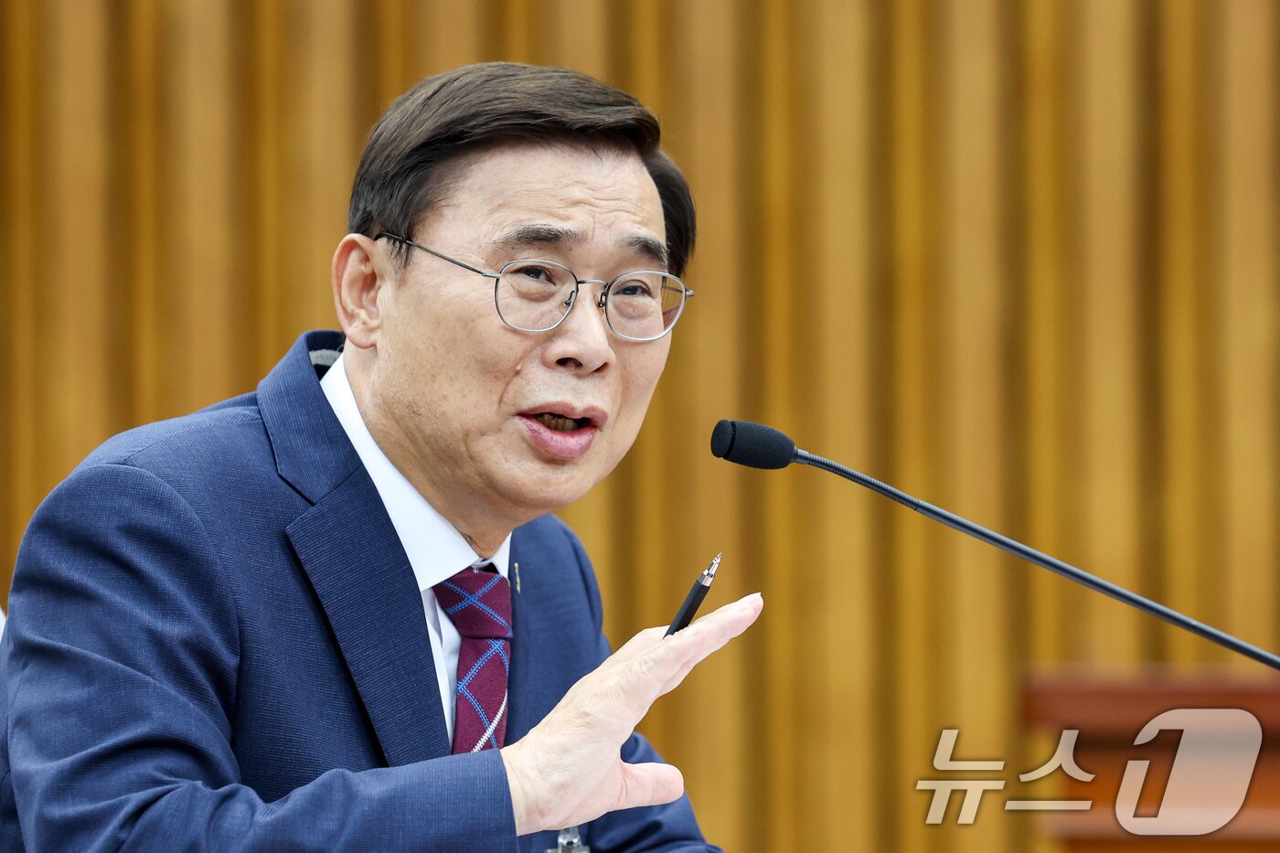 본문 이미지 - 이종석 국가정보원장 후보자가 19일 오전 서울 여의도 국회에서 열린 인사청문회에 출석해 의원 질의에 답하고 있다. 2025.6.19/뉴스1 ⓒ News1 안은나 기자