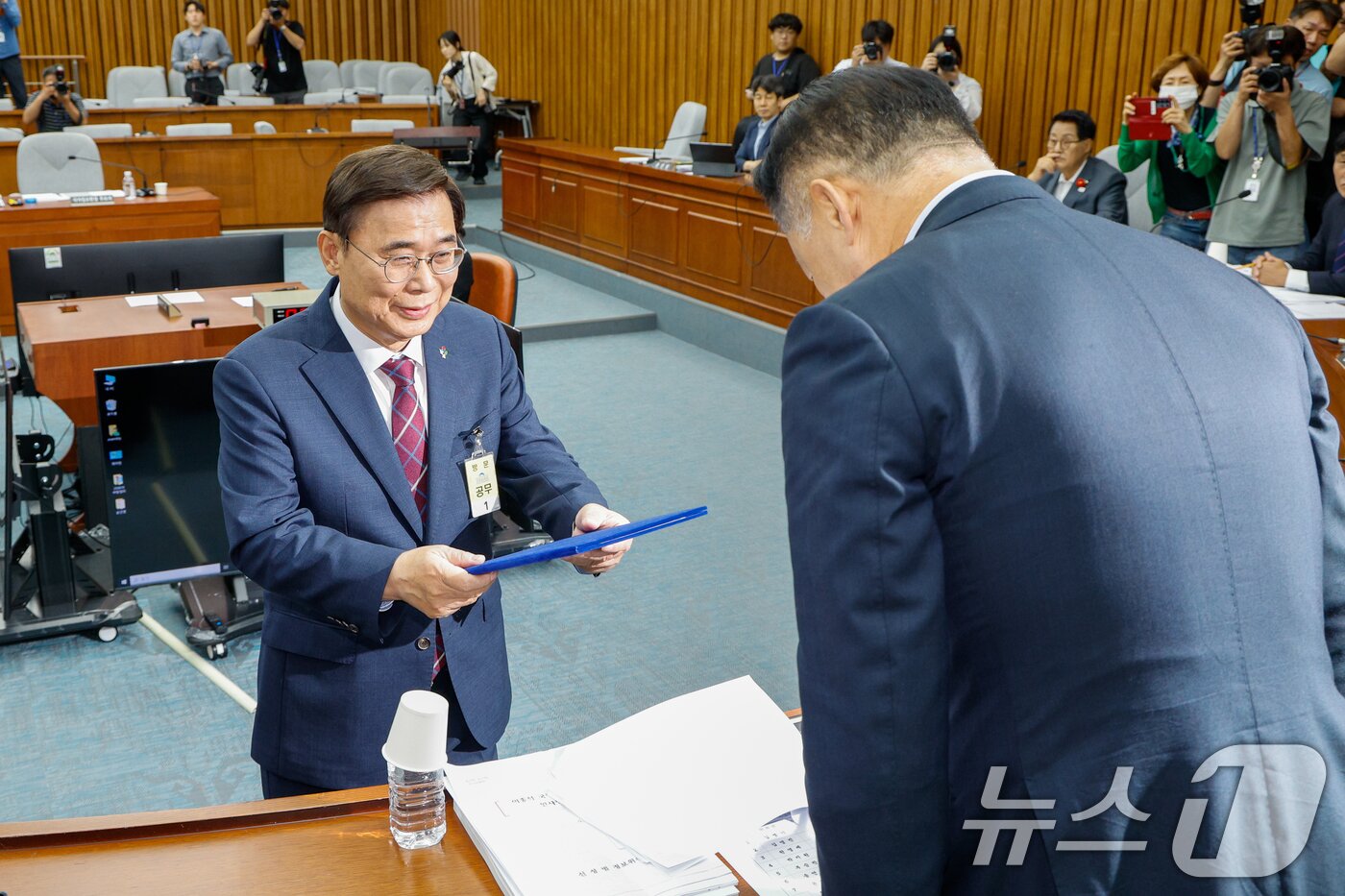 본문 이미지 - 이종석 국가정보원장 후보자가 19일 오전 서울 여의도 국회에서 열린 인사청문회에 출석해 신성범 정보위원장에게 선서문을 전달하고 있다. 2025.6.19/뉴스1 ⓒ News1 안은나 기자