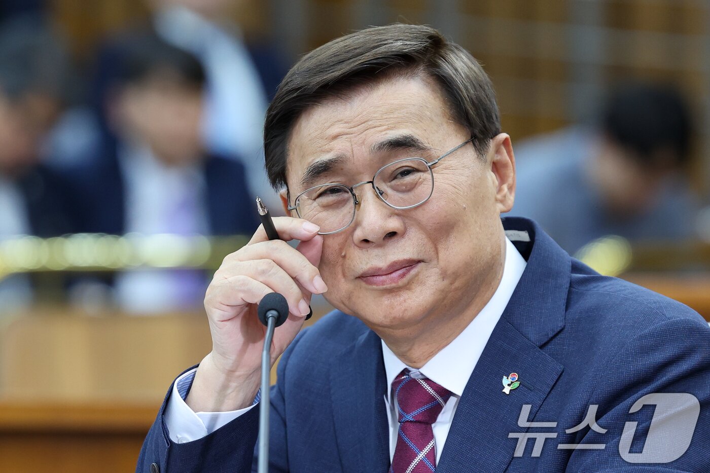 본문 이미지 - 이종석 국가정보원장 후보자가 19일 오전 서울 여의도 국회에서 열린 인사청문회에 출석해 의원 질의를 들으며 안경을 고쳐쓰고 있다. 2025.6.19/뉴스1 ⓒ News1 안은나 기자