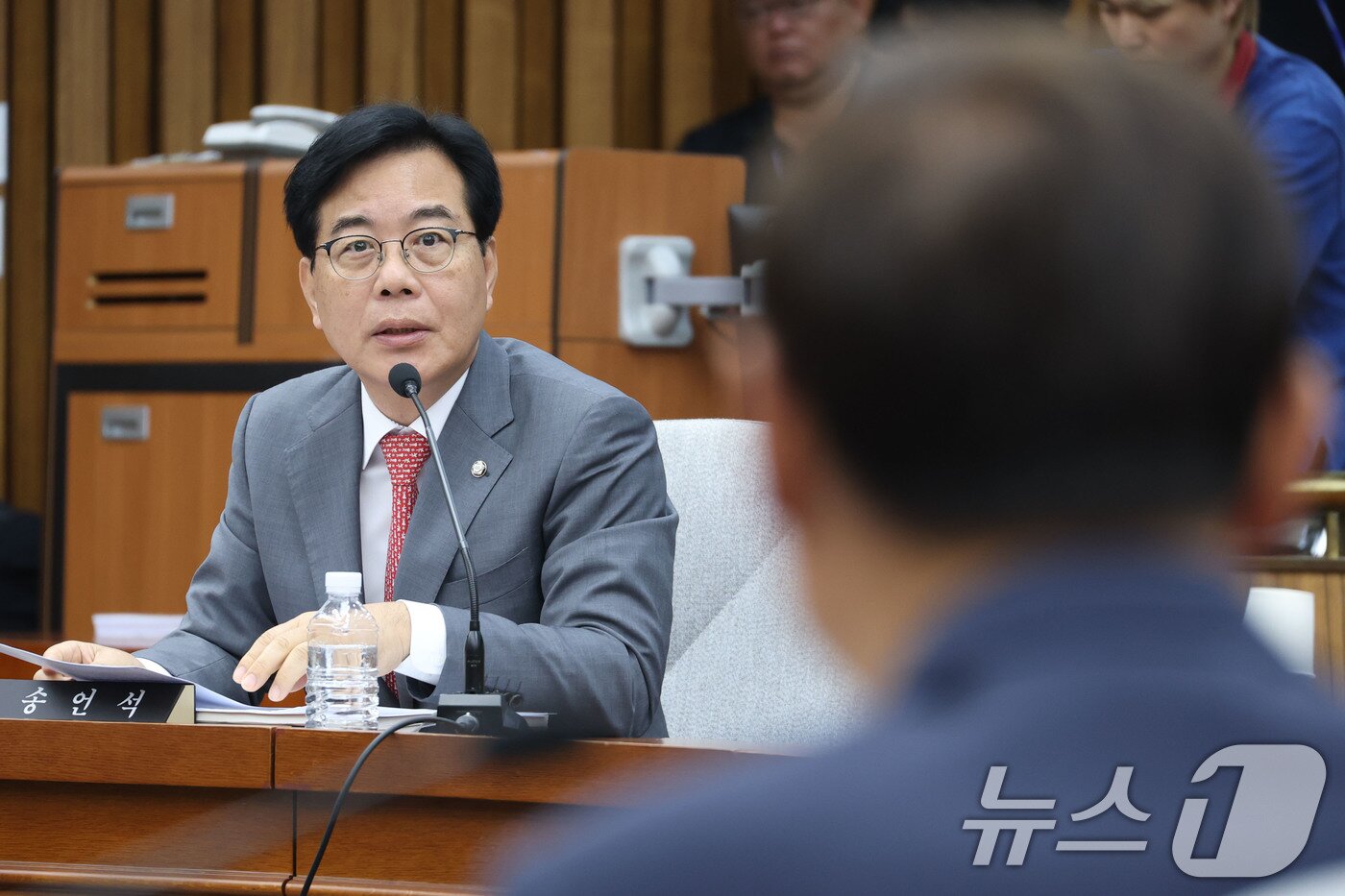 본문 이미지 - 송언석 국민의힘 원내대표가 19일 오전 서울 여의도 국회에서 열린 국가정보원장 후보자 인사청문회에서 이종석 후보자에게 질의하고 있다. 2025.6.19/뉴스1 ⓒ News1 이광호 기자