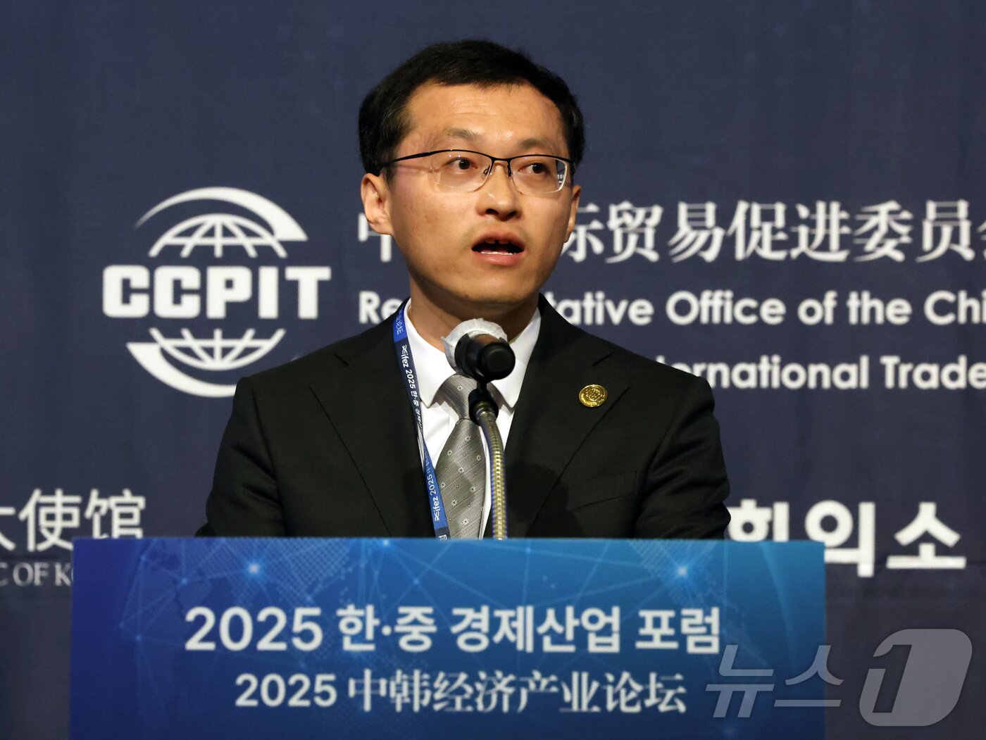 본문 이미지 - 쉬즈치앙 중국국제무역촉진위원회&#40;CCPIT&#41; 한국대표가 19일 오전 인천시 연수구 쉐라톤그랜드인천호텔에서 열린 &#39;2025 한·중 경제 산업 포럼&#39;에서 축사를 하고 있다. 2025.6.19/뉴스1 ⓒ News1 황기선 기자