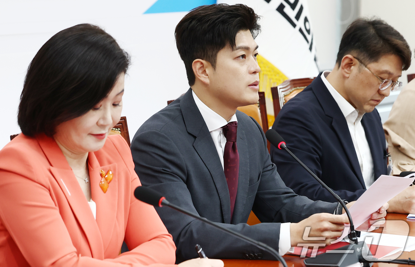 (서울=뉴스1) 김민지 기자 = 김용태 국민의힘 비상대책위원장이 19일 서울 여의도 국회에서 열린 'SK텔레콤 소비자권익 및 개인정보보호 TF 회의'에서 모두 발언을 하고 있다. …