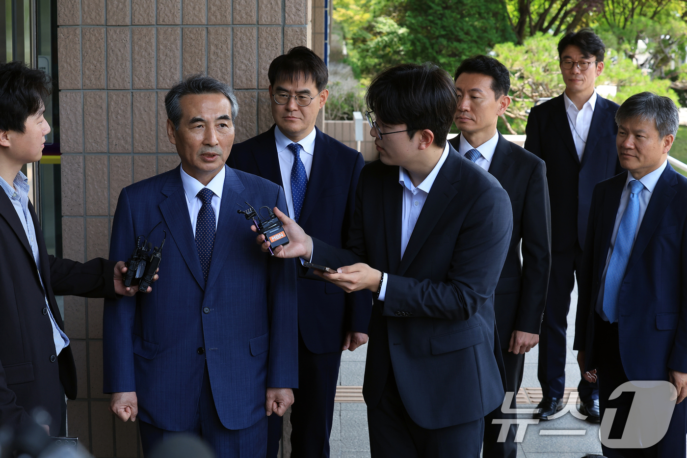 (과천=뉴스1) 박정호 기자 = 윤석열 전 대통령의 부인 김건희 여사 의혹 관련 사건을 맡은 민중기 특별검사가 19일 오전 경기도 정부과천청사 내 법무부와 고위공직자범죄수사처 방문 …