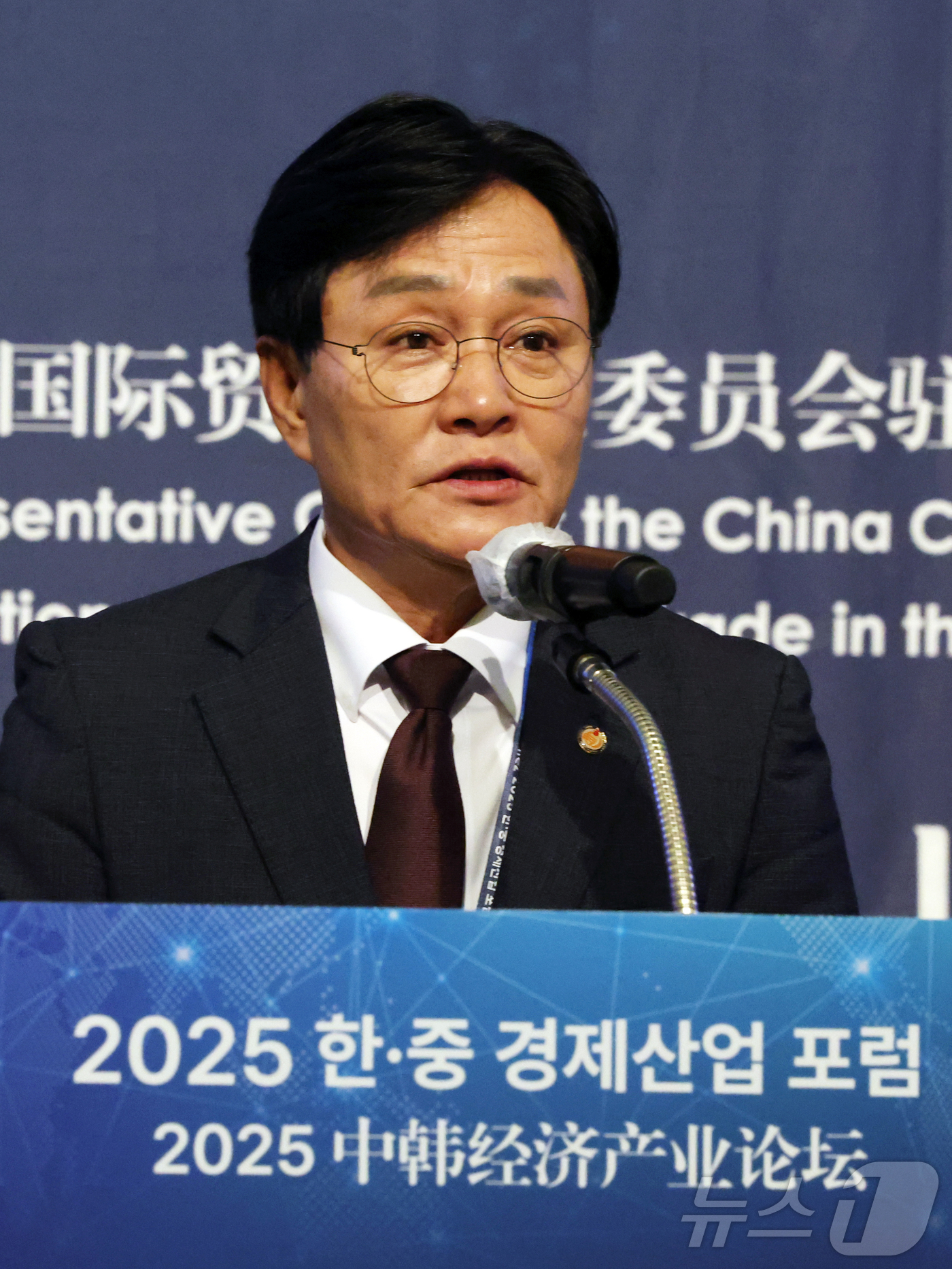 (인천=뉴스1) 황기선 기자 = 박용철 강화군수가19일 오전 인천시 연수구 쉐라톤그랜드인천호텔에서 열린 \'2025 한·중 경제 산업 포럼\'에서 축사를 하고 있다. 2025.6. …