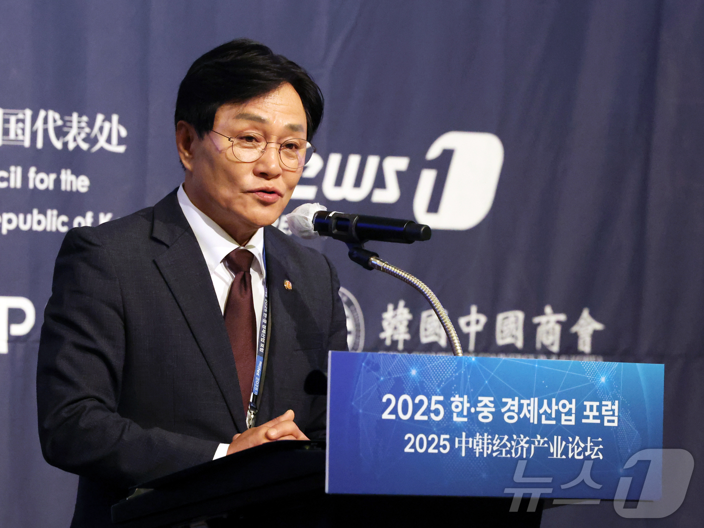 (인천=뉴스1) 황기선 기자 = 박용철 강화군수가19일 오전 인천시 연수구 쉐라톤그랜드인천호텔에서 열린 '2025 한·중 경제 산업 포럼'에서 축사를 하고 있다. 2025.6.19 …