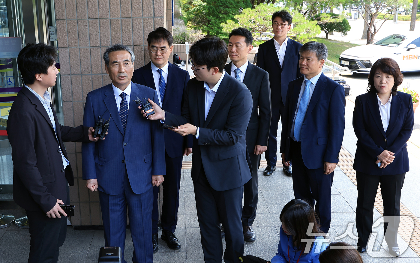 (과천=뉴스1) 박정호 기자 = 윤석열 전 대통령의 부인 김건희 여사 의혹 관련 사건을 맡은 민중기 특별검사가 19일 오전 경기도 정부과천청사 내 법무부와 고위공직자범죄수사처 방문 …