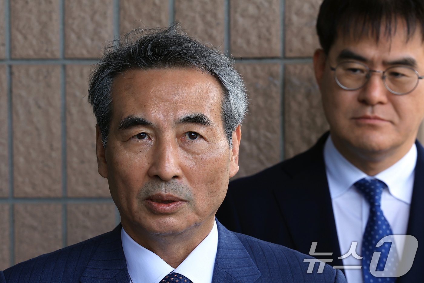 (과천=뉴스1) 박정호 기자 = 윤석열 전 대통령의 부인 김건희 여사 의혹 관련 사건을 맡은 민중기 특별검사가 19일 오전 경기도 정부과천청사 내 법무부와 고위공직자범죄수사처 방문 …