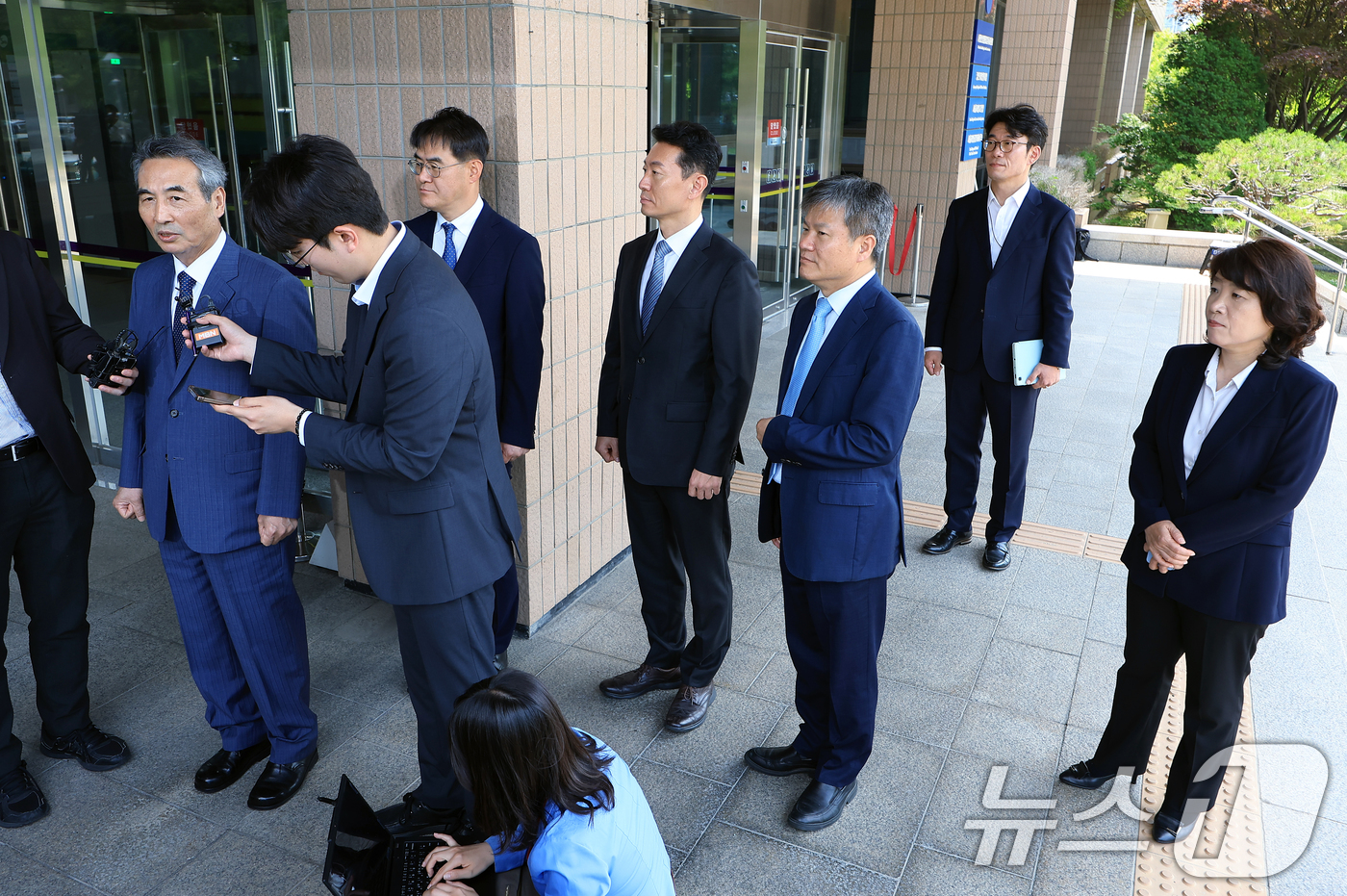 (과천=뉴스1) 박정호 기자 = 윤석열 전 대통령의 부인 김건희 여사 의혹 관련 사건을 맡은 민중기 특별검사가 19일 오전 경기도 정부과천청사 내 법무부와 고위공직자범죄수사처 방문 …