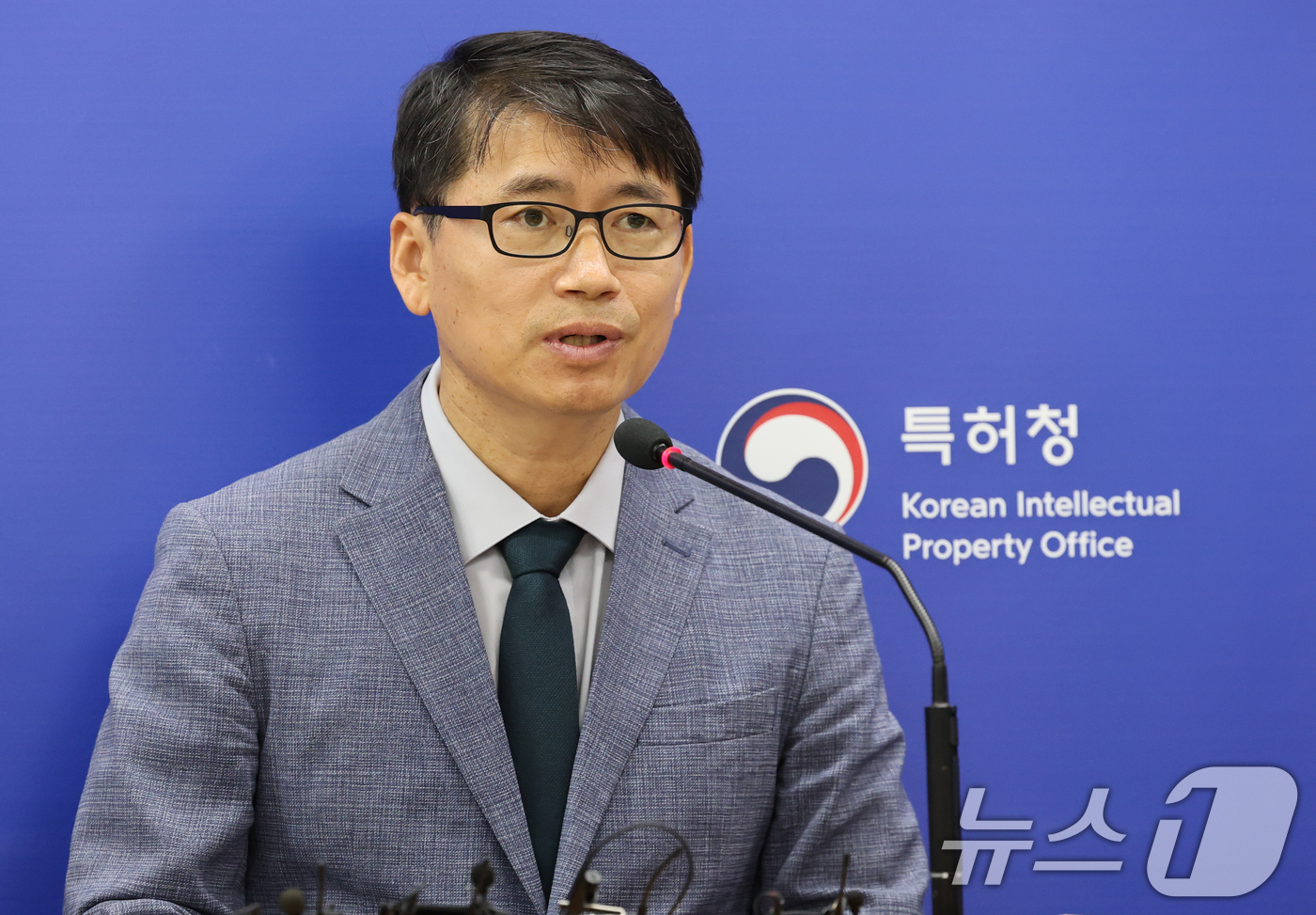 (대전=뉴스1) 김기태 기자 = 신상곤 특허청 산업재산보호협력국장이 19일 정부대전청사 1층 기자실에서 홈쇼핑 협력업체 등에 짝퉁 화장품을 공급한 일당 검거 브리핑을 하고 있다.특 …