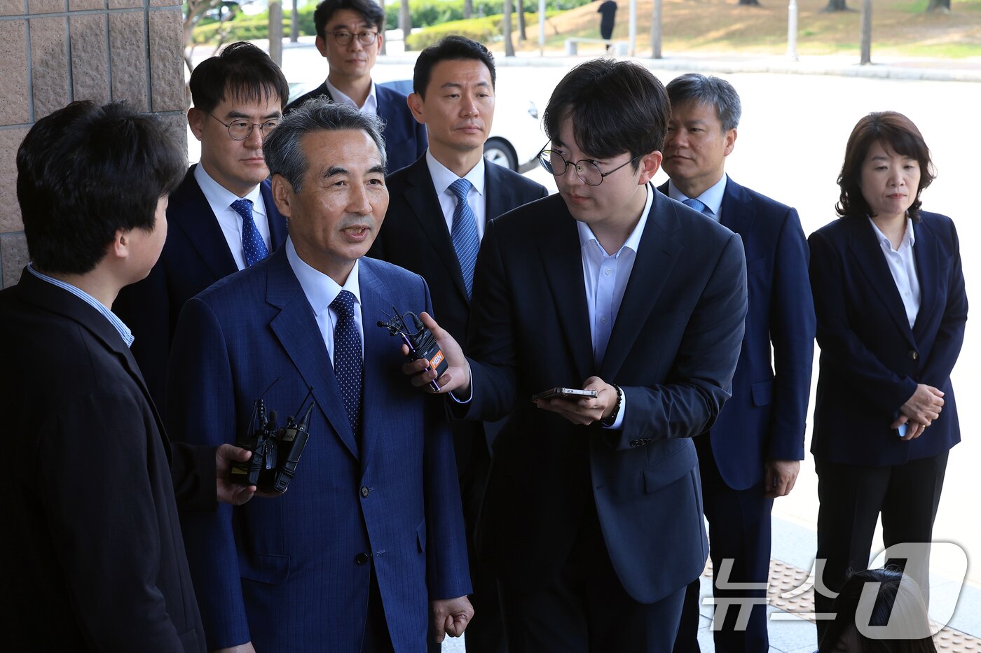 본문 이미지 - 윤석열 전 대통령의 부인 김건희 여사 의혹 관련 사건을 맡은 민중기 특별검사가 19일 오전 경기도 정부과천청사 내 법무부와 고위공직자범죄수사처 방문을 마친 뒤 취재진의 질문에 답하고 있다. 이날 방문에는 김형근, 문홍주, 박상진, 오정희 특검보가 동행했다. 2025.6.19/뉴스1 ⓒ News1 박정호 기자