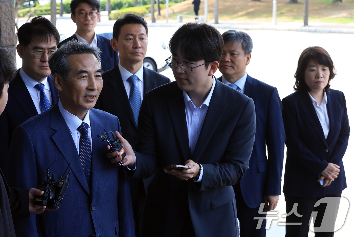 (과천=뉴스1) 박정호 기자 = 윤석열 전 대통령의 부인 김건희 여사 의혹 관련 사건을 맡은 민중기 특별검사가 19일 오전 경기도 정부과천청사 내 법무부와 고위공직자범죄수사처 방문 …